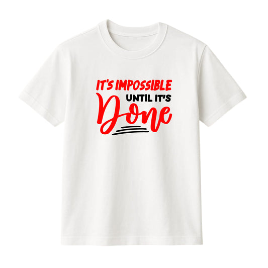 تي شيرت كلاسيكي من القطن الخالص 100% برقبة دائرية مطبوع عليه شعار "It's Impossible Until It's Done" من علامة FMstyles التجارية